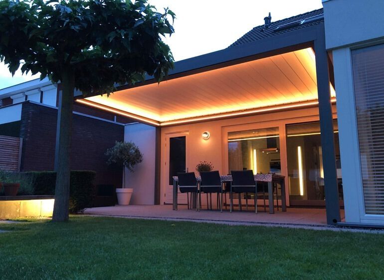 Ein beleuchtetes Lamellendach mit geschlossenen Lamellen