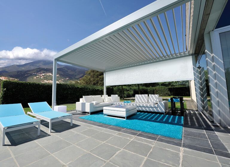 Ein weißes Lamellendach über einer Terrasse