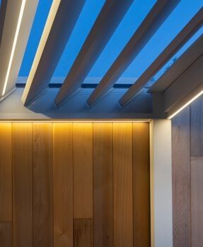 Bild eines Lamellendachs mit Beleuchtung