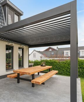 Bild eines Lamellendachs in einem Garten