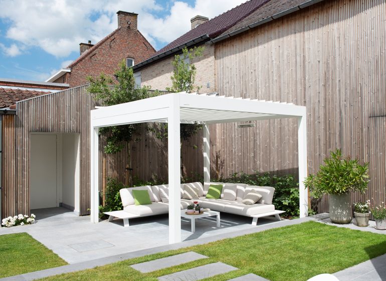 Ein weißes Lamellendach mit Sitzgruppe